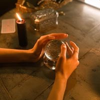 en spåkone som holder en krystallkule