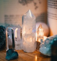 healing krystaller på et bord