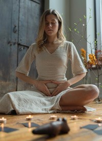 En klarsynt kvinne som mediterer