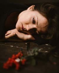 ledsen kvinna efter att ha blivit spådd i kärlek