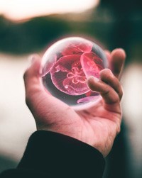 hand som håller kristallkula och ger medial vägledning