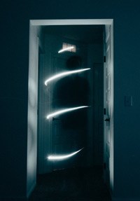 ånd som viser seg for et medium ved tre dører