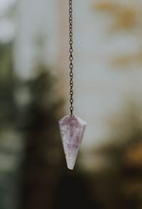 en lila kristall-pendel