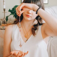 en spådam använder en pendel